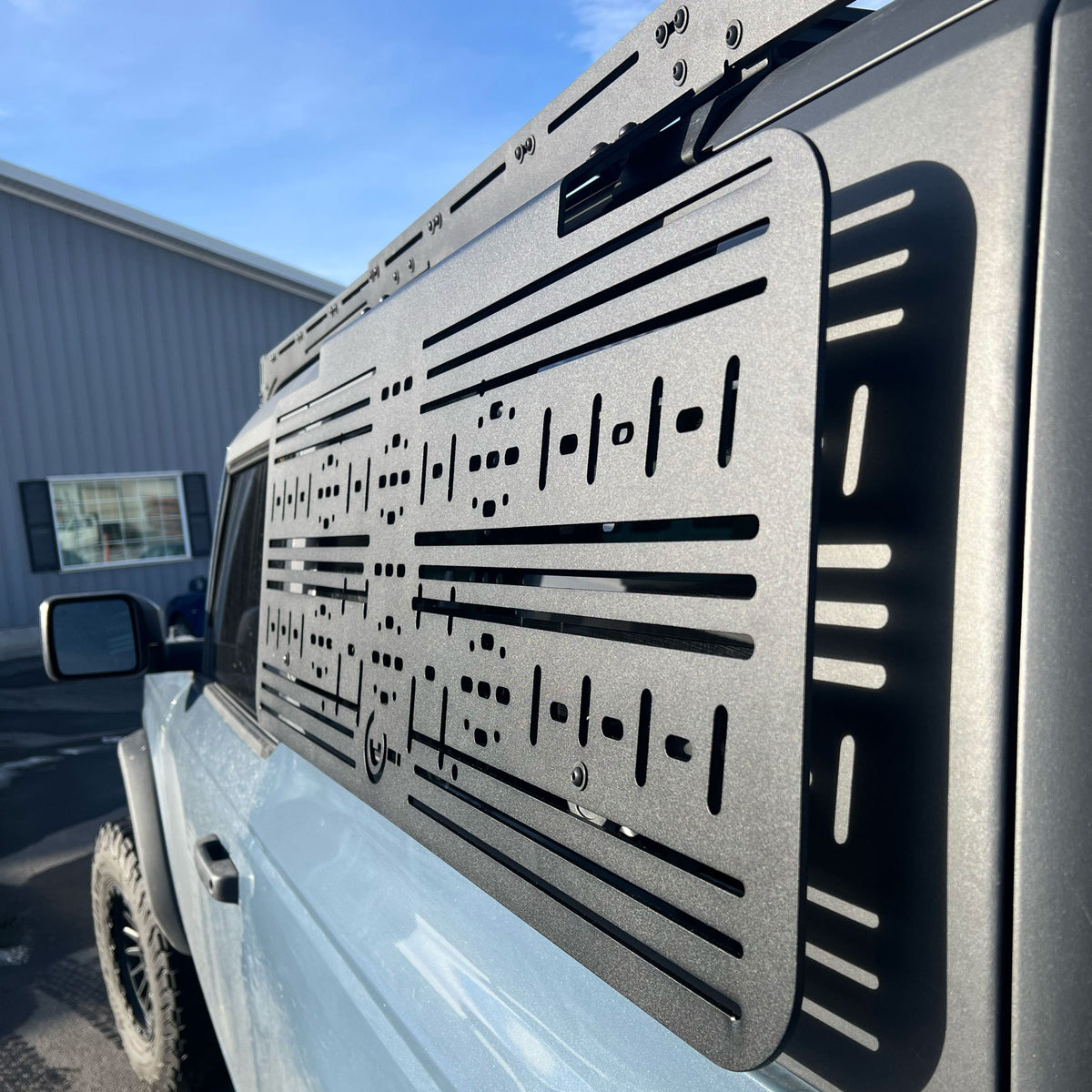 Two-door Ford Bronco Prinsu Pro accessory panel